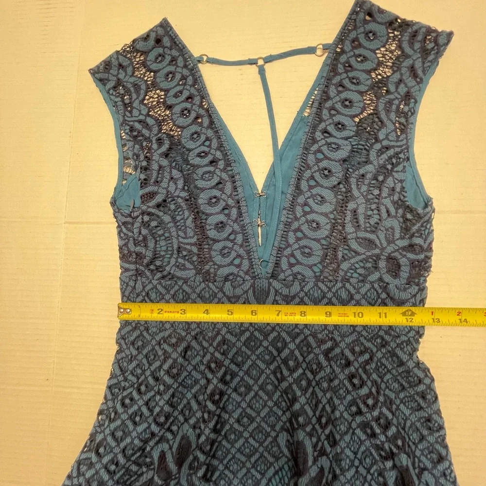 Free People One Million Lovers Lace Mini Dress V-Neckline Blue Sz 2 - Picture 13 of 16